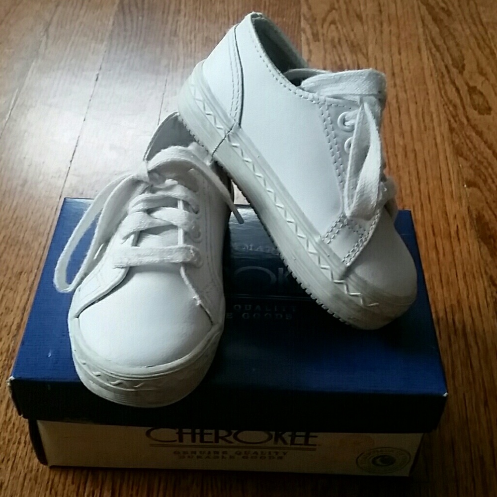 Cherokee Toddler Size 5.5 White Leather Lace-Up Sneakers